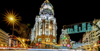 un gran edificio en el fondo