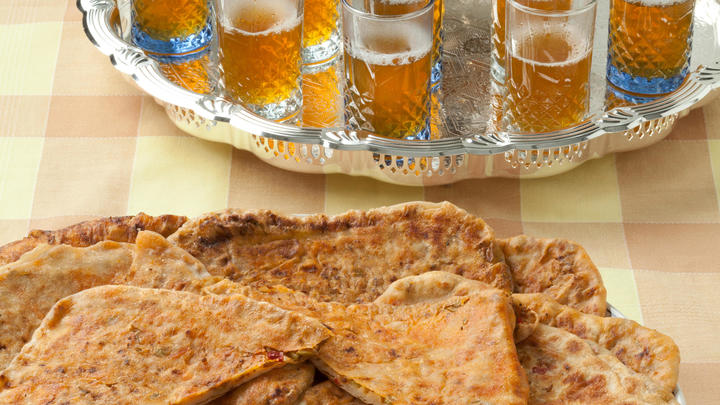 un plato de comida en una mesa