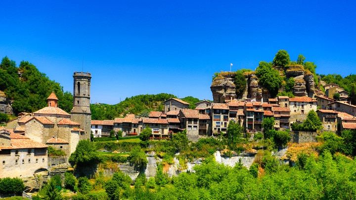 un castillo en una colina