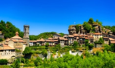 un castillo en una colina