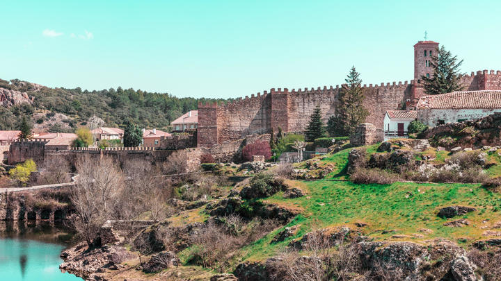 un castillo en una colina