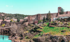 un castillo en una colina