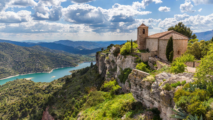 un castillo en una colina rocosa