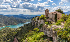 un castillo en una colina rocosa