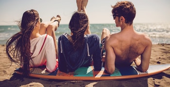 una mujer sentada en una playa