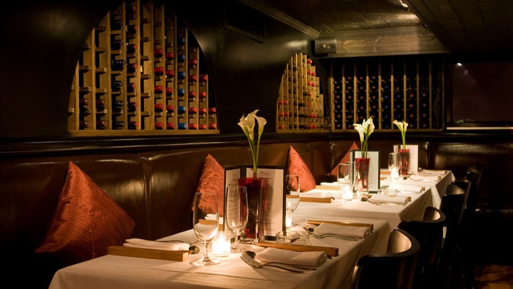 una mesa de comedor con copas de vino