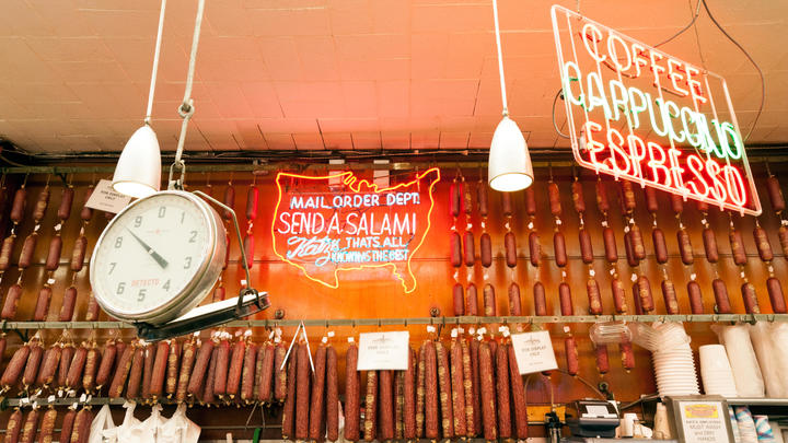 una tienda dentro de una mesa de madera