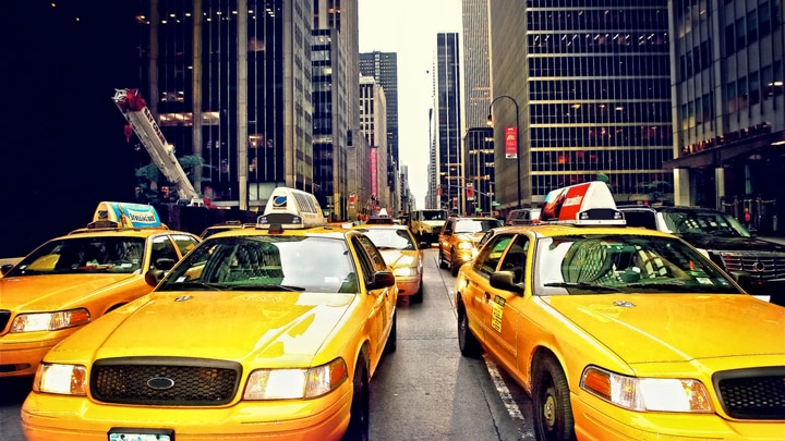 un coche amarillo aparcado en una calle de la ciudad