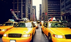 un coche amarillo aparcado en una calle de la ciudad