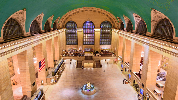 un grupo de personas sentadas en una mesa frente a la Grand Central Terminal