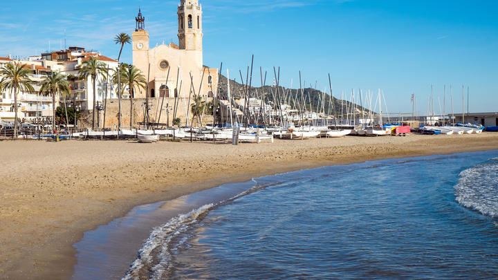 una playa de arena junto al agua