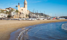 una playa de arena junto al agua