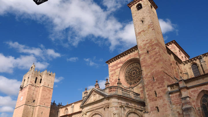 un gran edificio de ladrillo con una torre del reloj