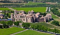 un castillo en la parte superior de un exuberante campo verde