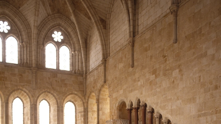 una iglesia con un reloj en el medio de una habitación