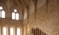 una iglesia con un reloj en el medio de una habitación