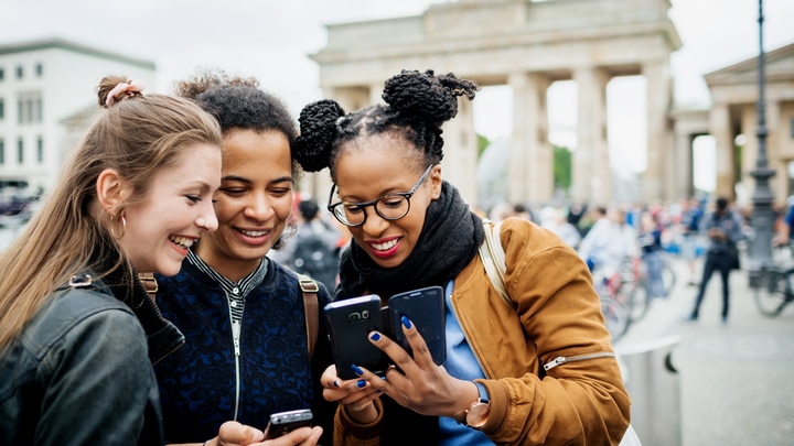 un grupo de personas mirando un teléfono celular