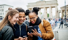 un grupo de personas mirando un teléfono celular