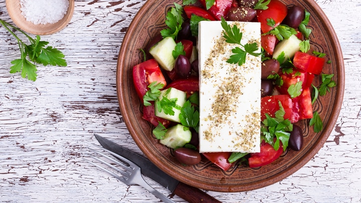 un tazón de ensalada de frutas y verduras