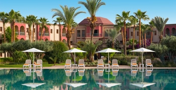 una casa con una piscina frente a un edificio