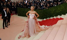 Blake Lively de pie frente a una multitud