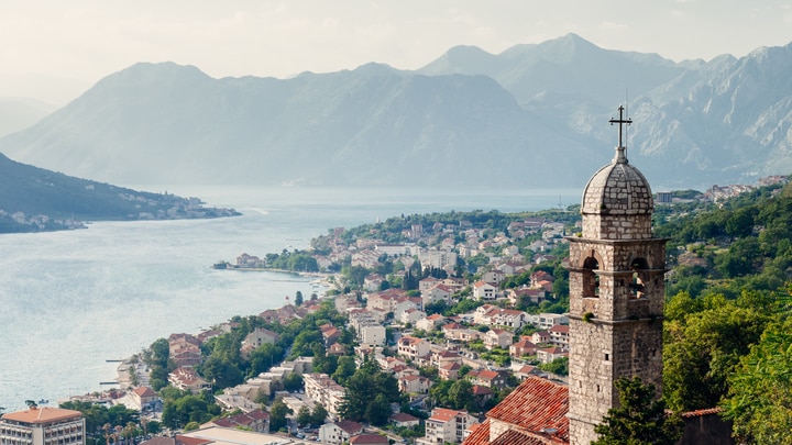 Blick auf eine Stadt mit einem Berg im Hintergrund