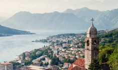 Blick auf eine Stadt mit einem Berg im Hintergrund