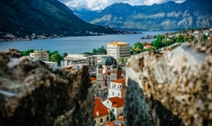 Blick auf eine Stadt mit einem Berg im Hintergrund