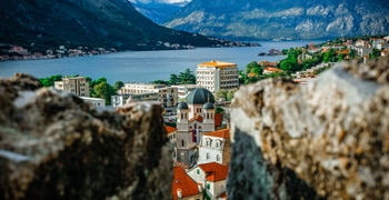 Blick auf eine Stadt mit einem Berg im Hintergrund