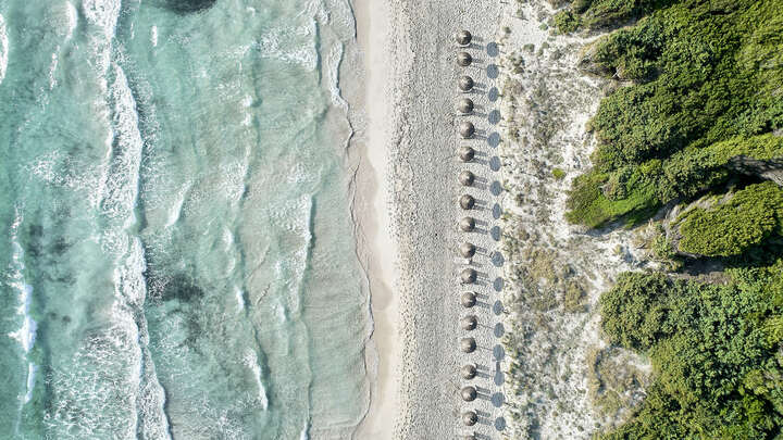 ein großes Gewässer mit einem Berg im Hintergrund