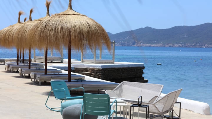 ein kleines Boot in einem Gewässer