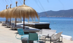 ein kleines Boot in einem Gewässer