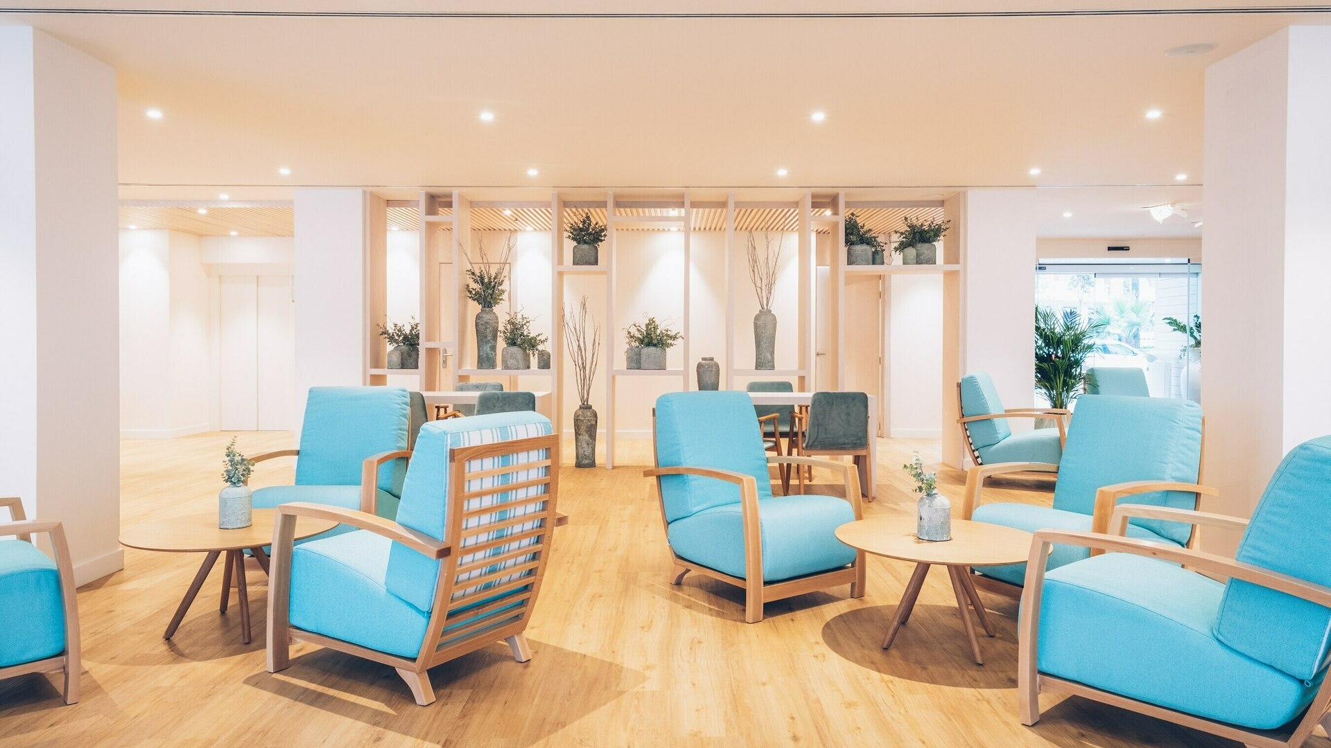 una sala de estar llena de muebles y una silla azul