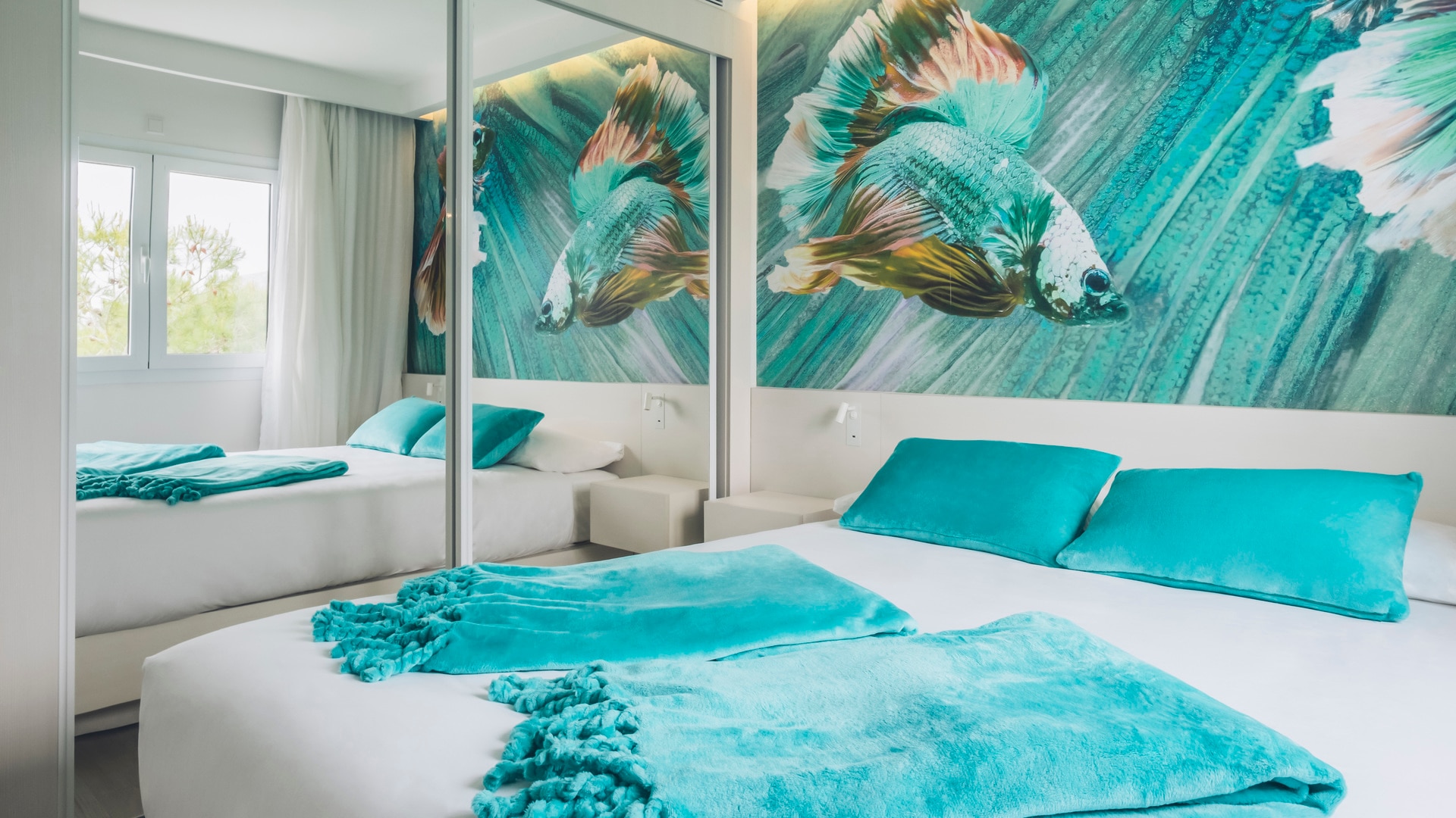 un pájaro sentado encima de una cama