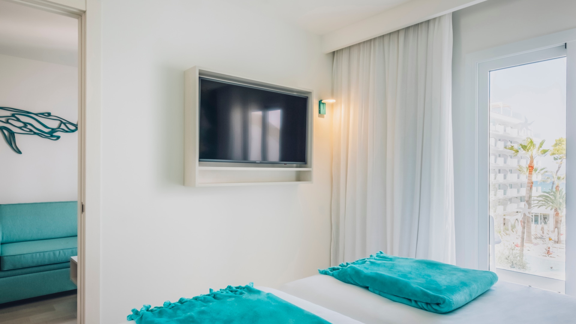 un dormitorio con una cama y una ventana