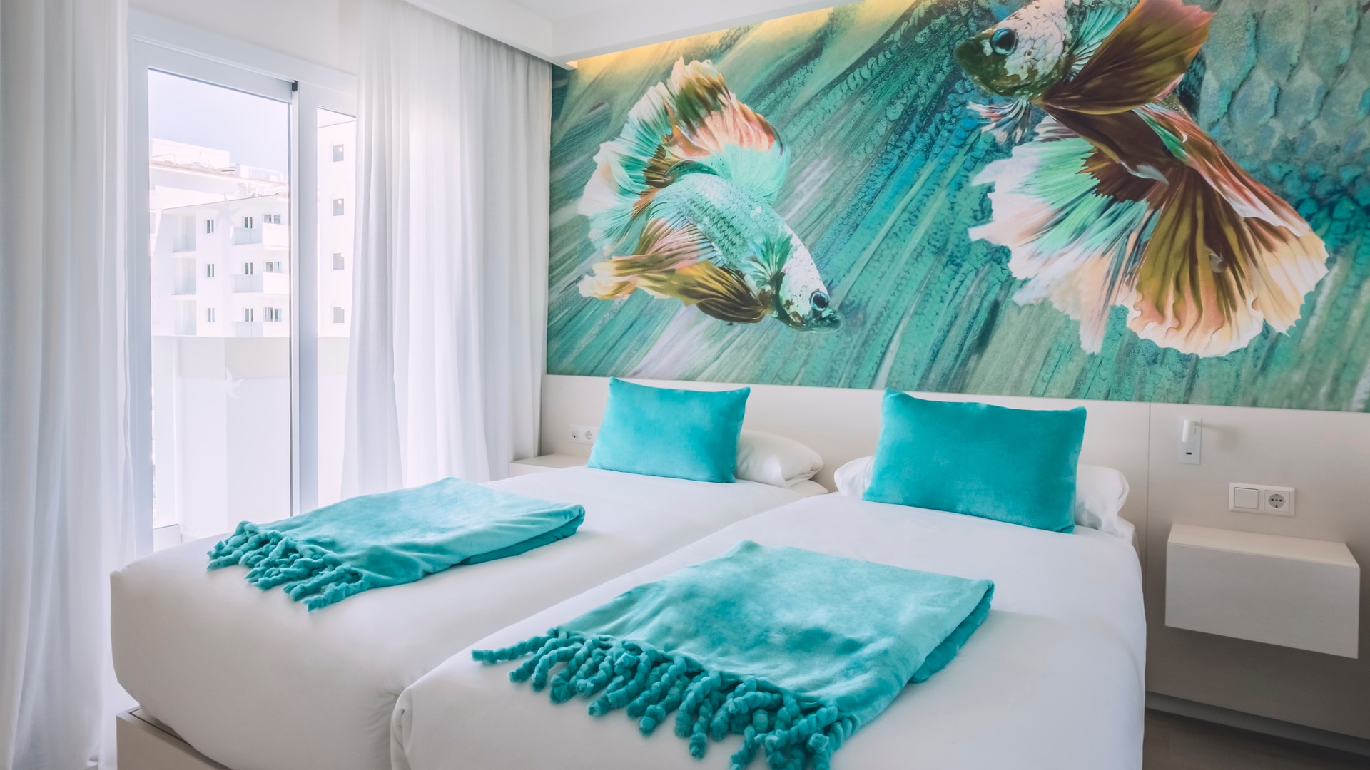 una cama doble en una habitación