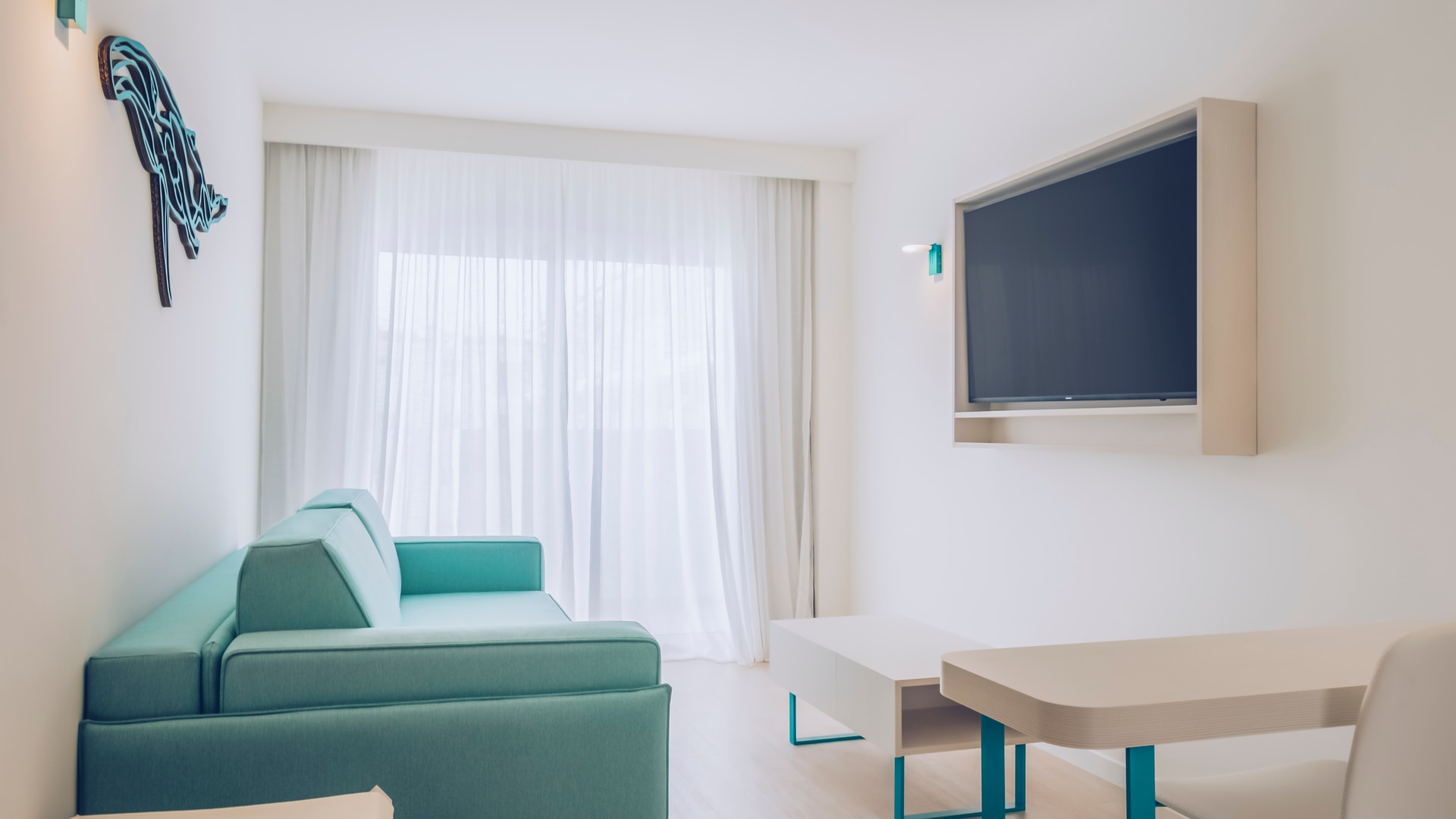 una sala de estar llena de muebles y una gran ventana