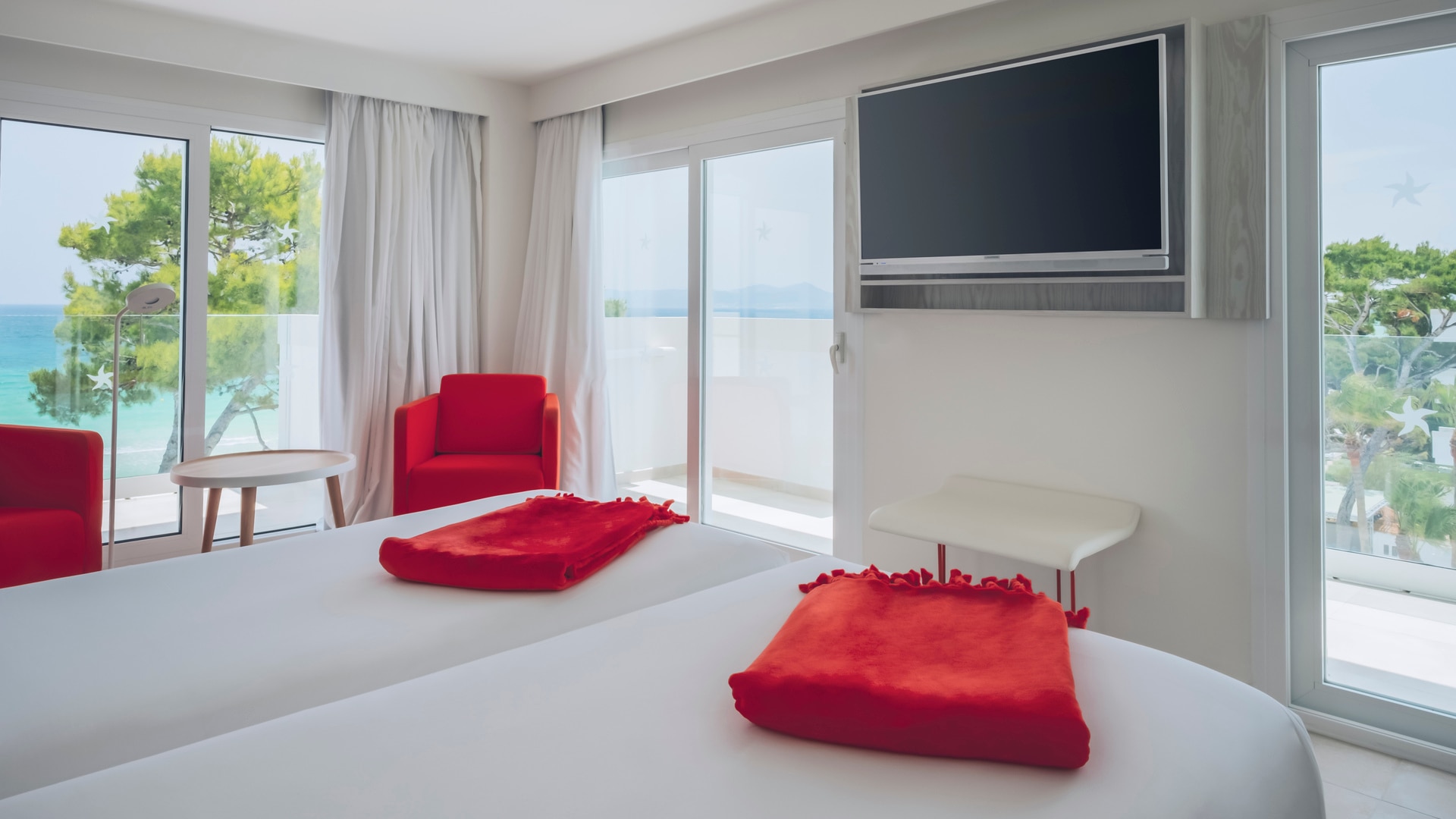 una cama roja y blanca en una habitación