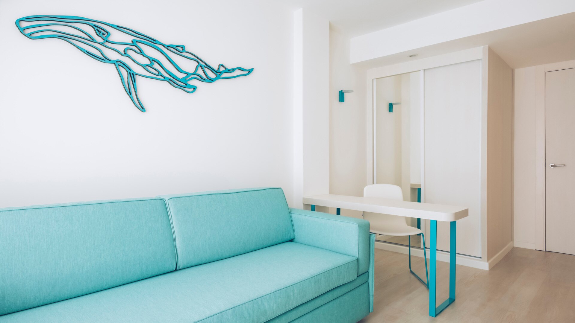 un dormitorio con una cama en una habitación