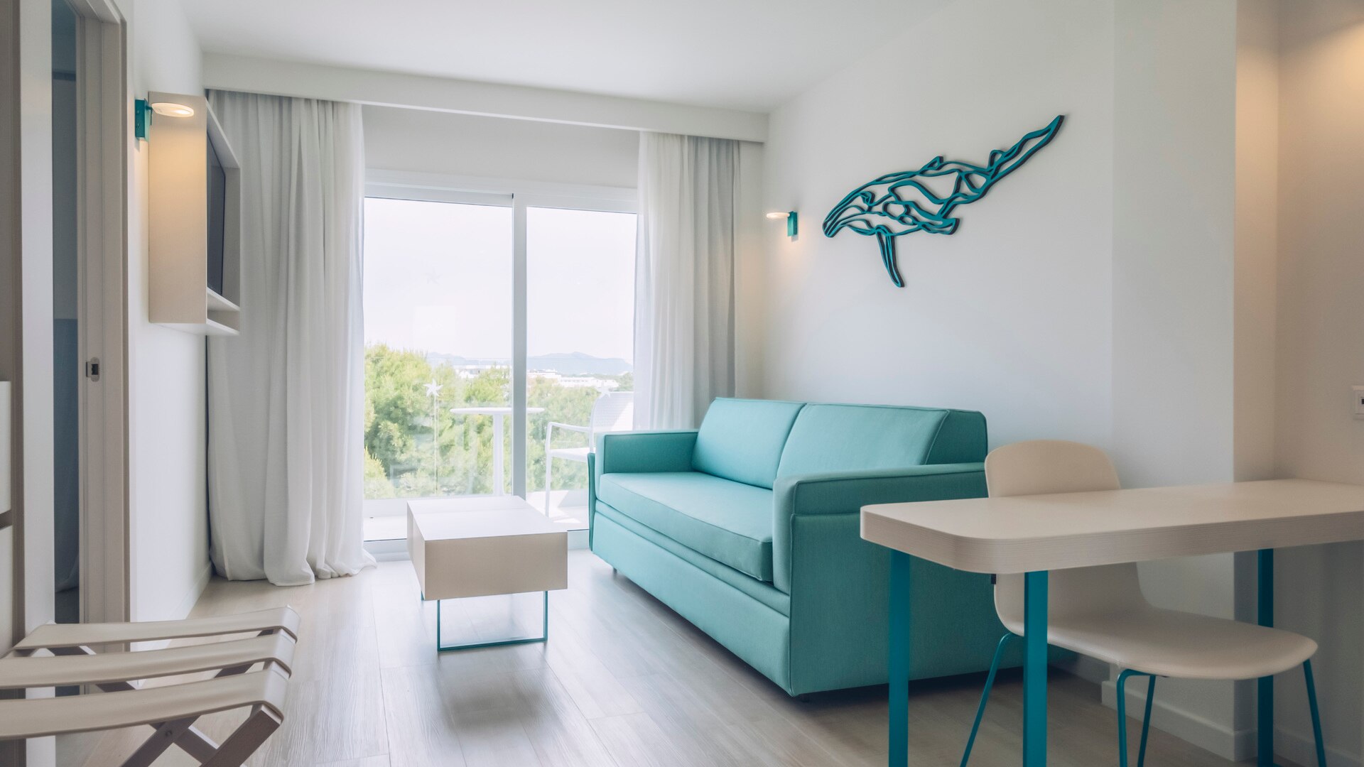 una sala de estar llena de muebles y una gran ventana