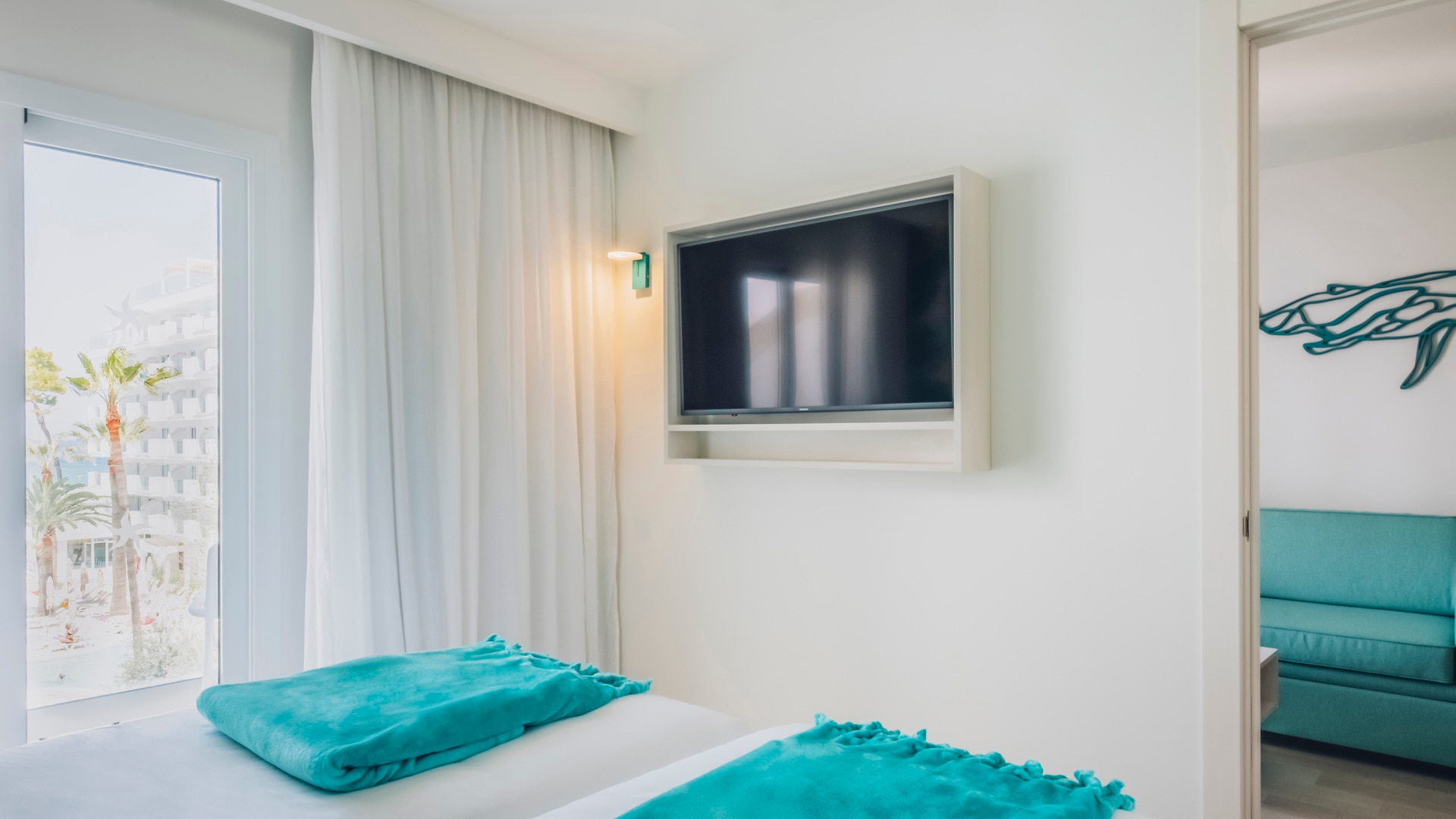un dormitorio con una cama y una ventana