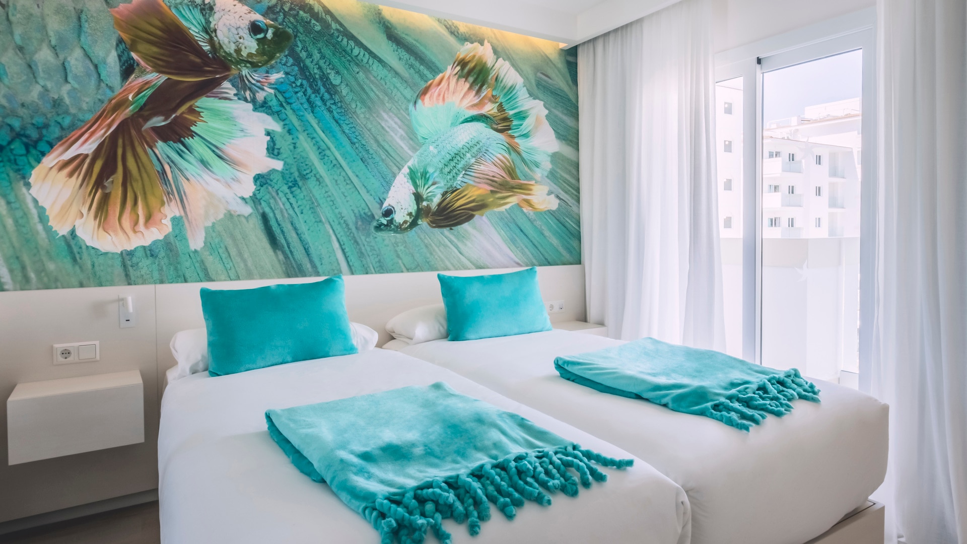 una cama doble en una habitación