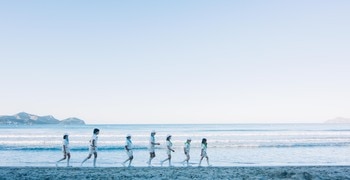 un grupo de personas en una playa