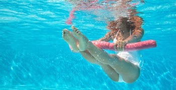 un grupo de personas nadando en una piscina de agua