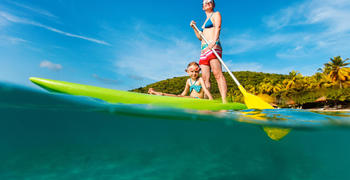 ein Mann, der auf einem Surfbrett im Wasser auf einer Welle reitet