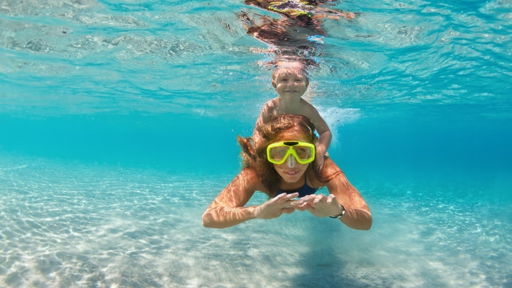 ein Mann, der in einem Wasserbecken schwimmt