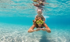 ein Mann, der in einem Wasserbecken schwimmt