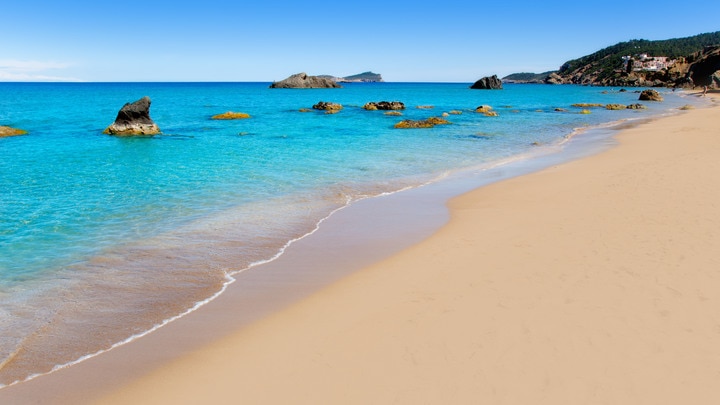 una playa de arena junto al océano