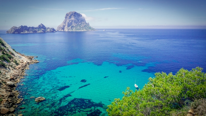 una isla en medio de un cuerpo de agua