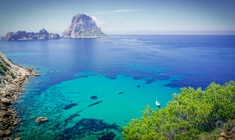 una isla en medio de un cuerpo de agua